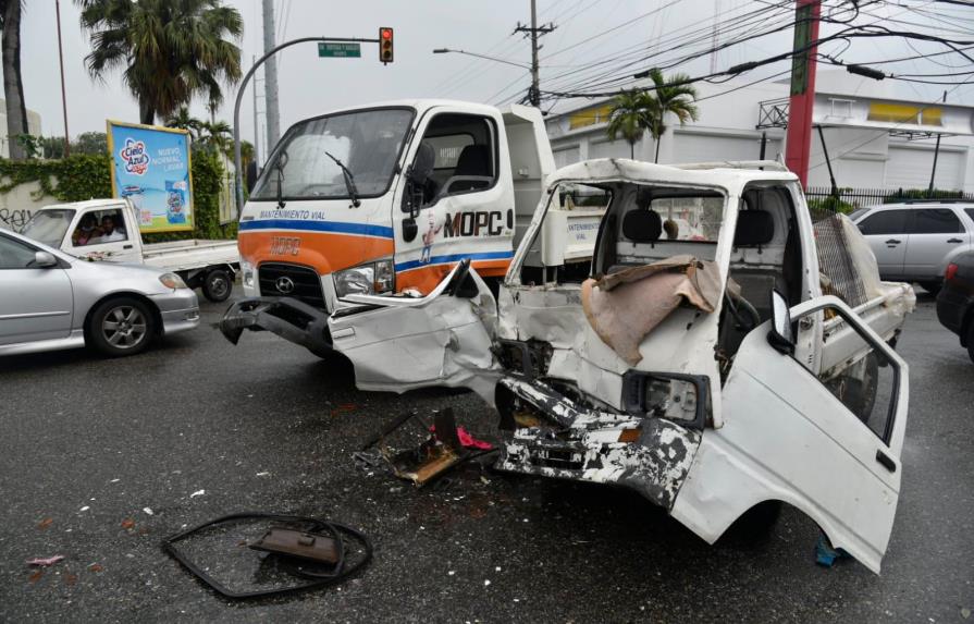 Cuatro heridos por choque entre“platanera” y camión en la Ortega y Gasset