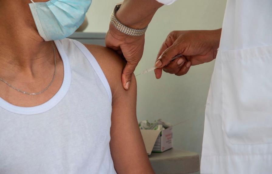 Dirigentes políticos afirman que quienes no se vacunan ponen en peligro a la población 
