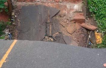 Video | Se cae puente que conectaba comunidades en Monte Plata