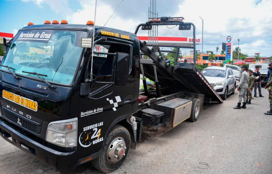 Ayuntamiento Santo Domingo Este retira vehículos de dealers ocupaban la vía pública