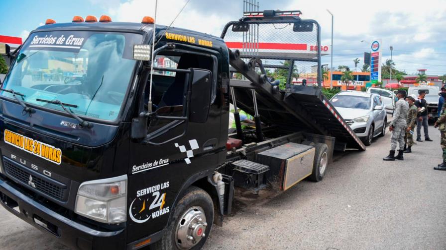 Ayuntamiento Santo Domingo Este retira vehículos de dealers ocupaban la vía pública Ayuntamiento Santo Domingo Este retira vehículos de dealers ocupaban la vía pública