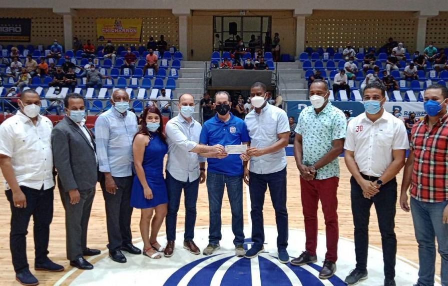 Ministro Paliza dona un millón de pesos al baloncesto de Puerto Plata