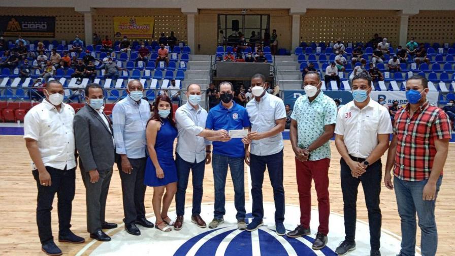 Ministro Paliza dona un millón de pesos al baloncesto de Puerto Plata