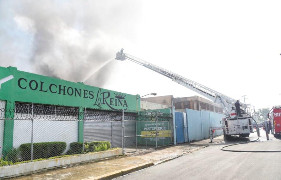 Incendio en fábrica de colchones en el Ensanche La Fe está controlado en un 90%