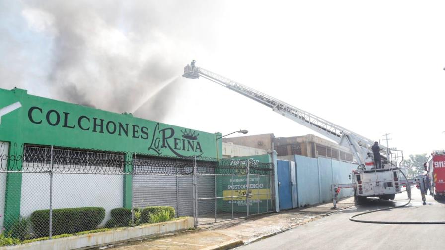Incendio en fábrica de colchones en el Ensanche La Fe está controlado en un 90% Incendio en fábrica de colchones en el Ensanche La Fe está controlado en un 90%