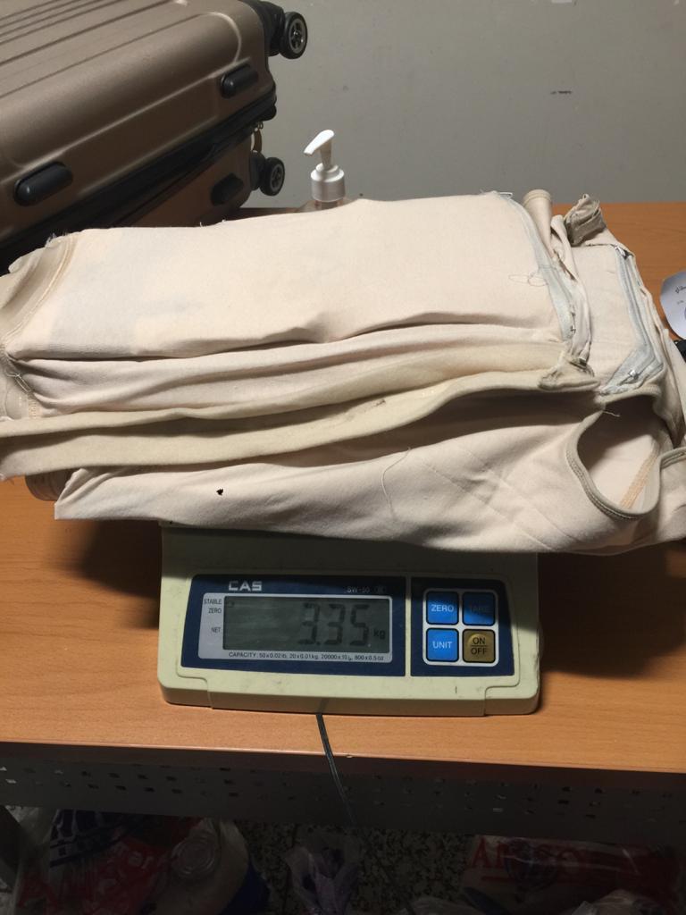 Apresan mujer intentó viajar con más de tres kilos de cocaína en chaleco 