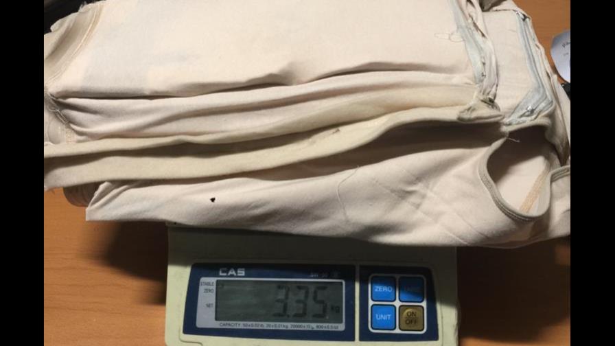 Apresan mujer intentó viajar con más de tres kilos de cocaína en chaleco 