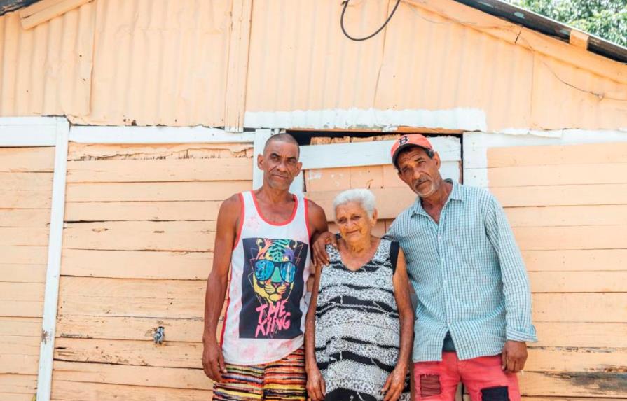 Invi inicia construcción de vivienda de anciana identificada durante jornada de vacunación en Los Alcarrizos