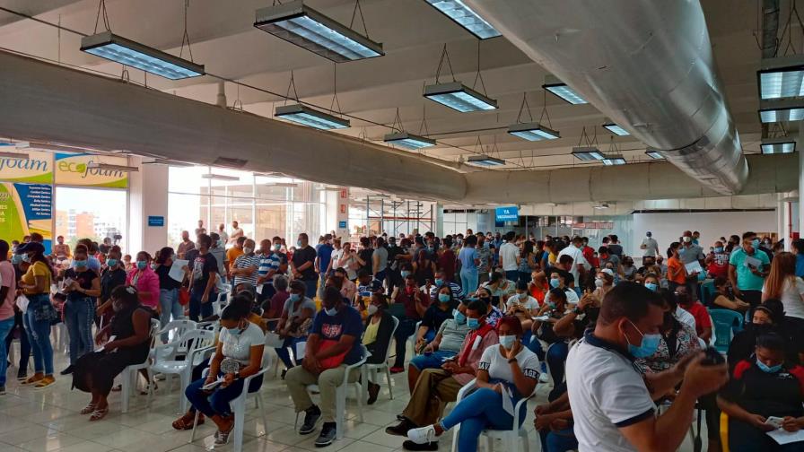 Personas abarrotan centro de vacunación para ponerse vacuna de Pfizer contra COVID-19