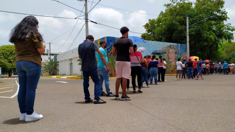 Centros de vacunación habilitados para adolescentes en Santiago fueron abarrotados 