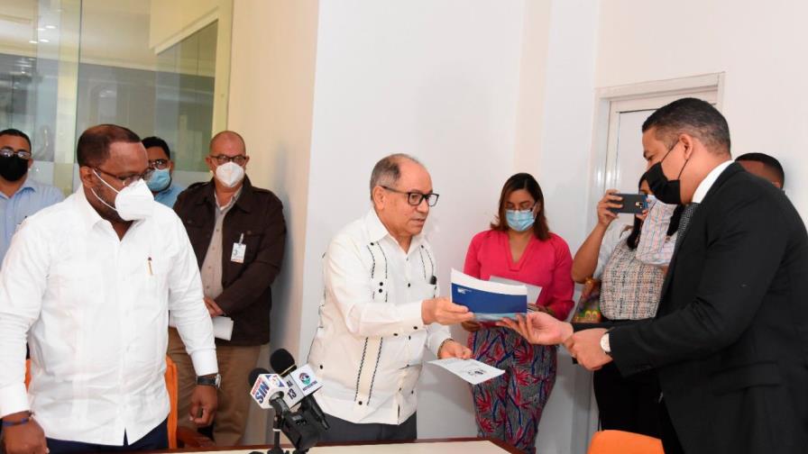 Centrales sindicales presentan propuesta para aumento salarial Centrales sindicales presentan propuesta para aumento salarial