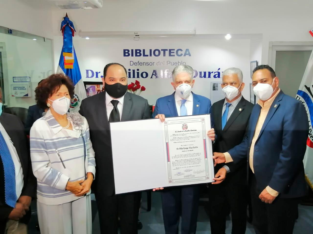 Pablo Ulloa al recibir su certificado como Defensor del Pueblo.