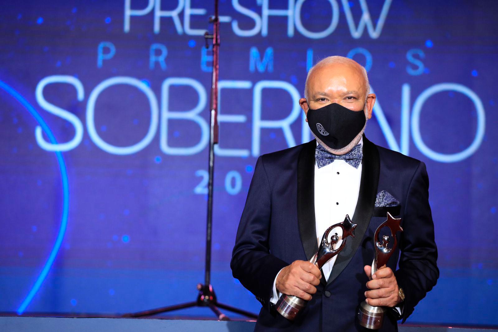 Jochy Santos muestra sus dos estatuillas por el programa “Es temprano todavía con Jochy” que produce por Color Visión