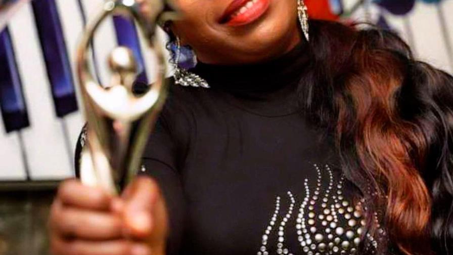 Isabelle Valdez gana estatuilla en Premios Soberano