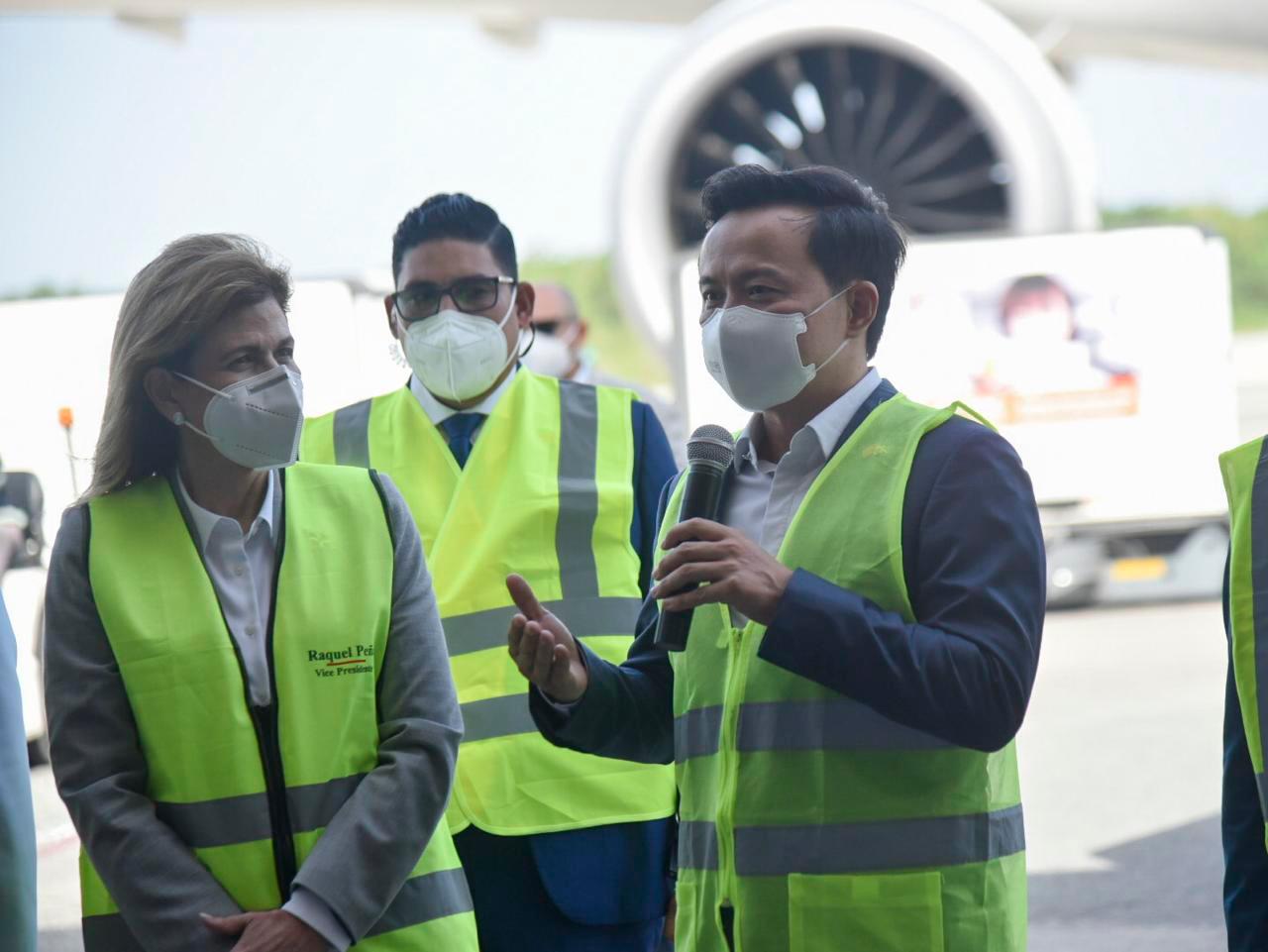 La vicepresidenta Raquel Peña junto al embajador chino en la República Dominicana, Zhang Run.