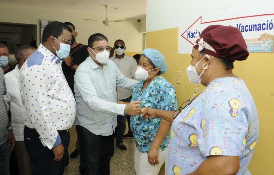 Ministro de Deportes recorre Elías Piña e incentiva campaña de vacunación 