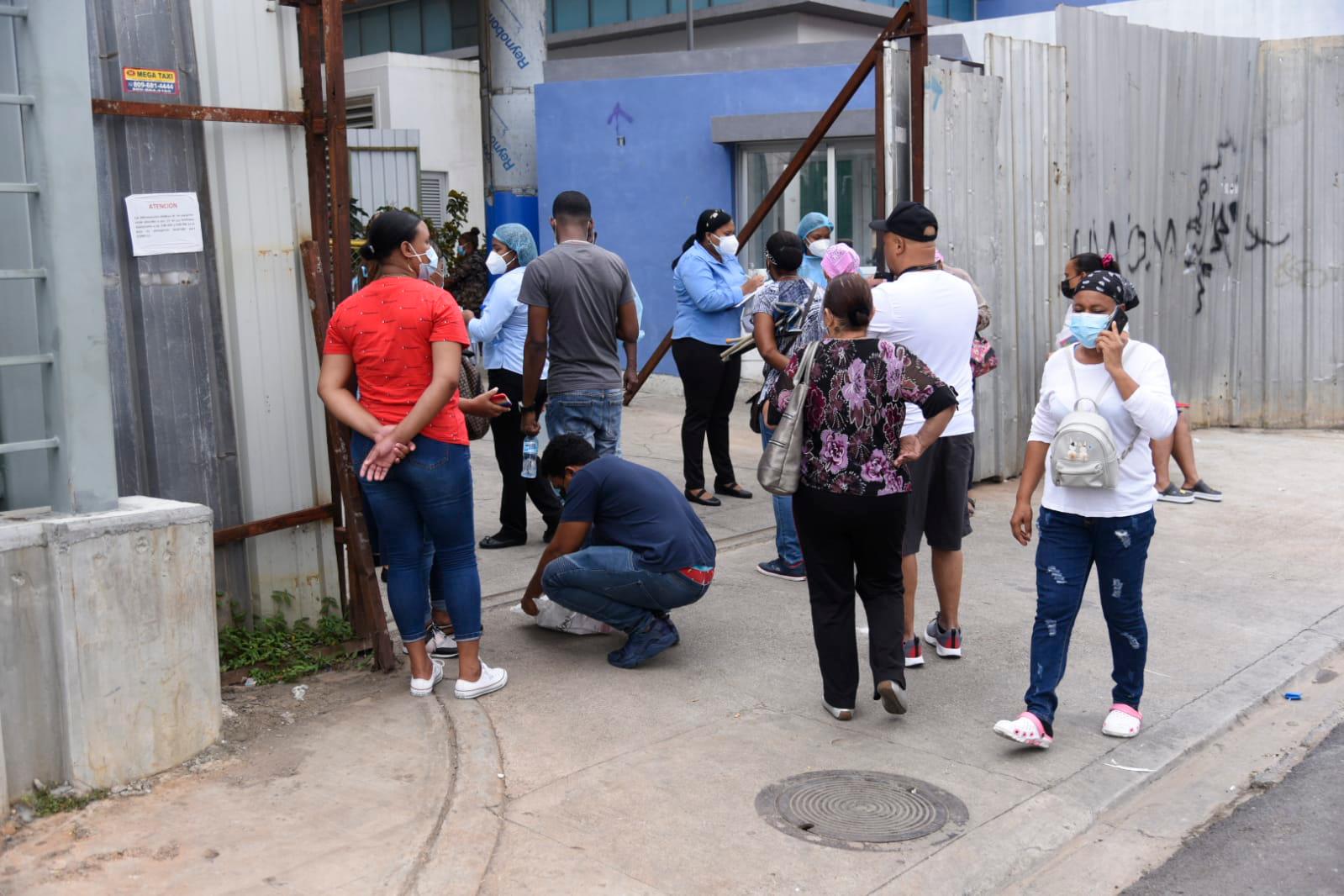 Familiares de los pacientes del Luis Eduardo Aybar.