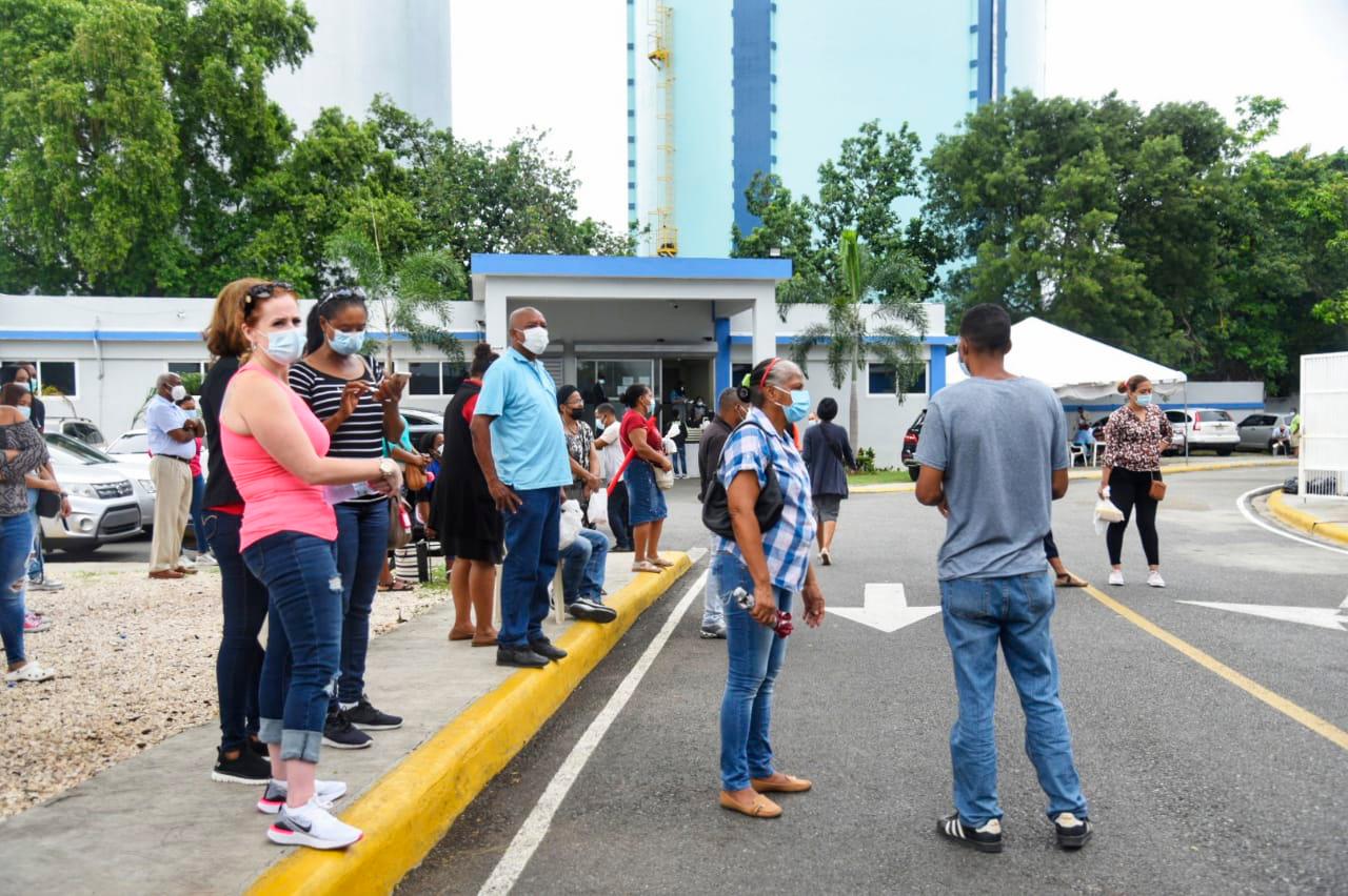 Familiares de pacientes COVID-19 esperan noticias de pacientes. 