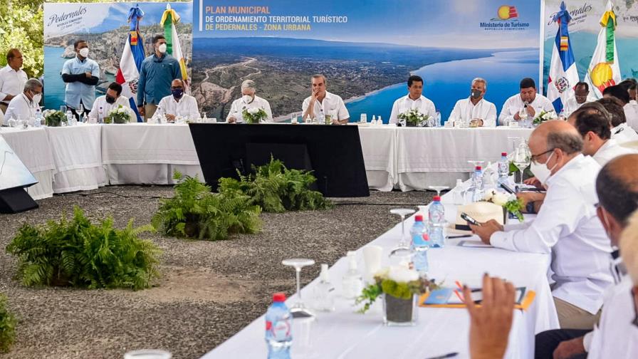 El Gobierno comienza obras para el desarrollo turístico de Pedernales El Gobierno comienza obras para el desarrollo turístico de Pedernales