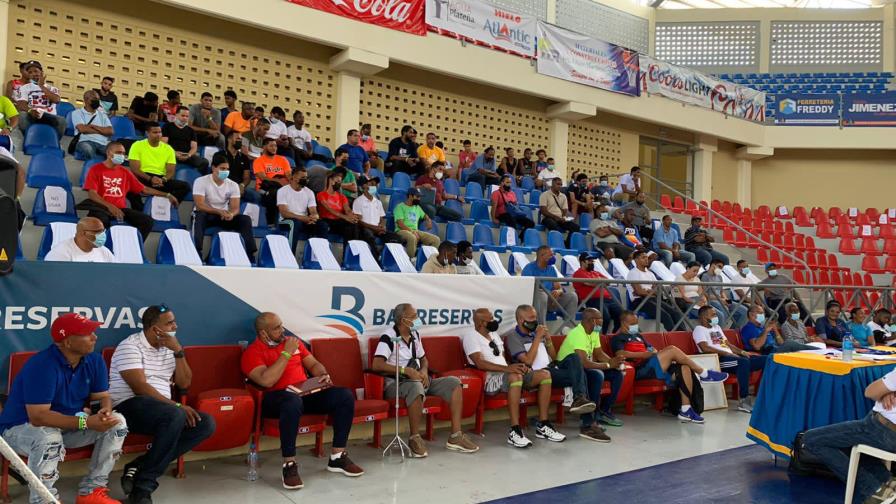 Sueños Basketball imparte clínica a entrenadores en Puerto Plata