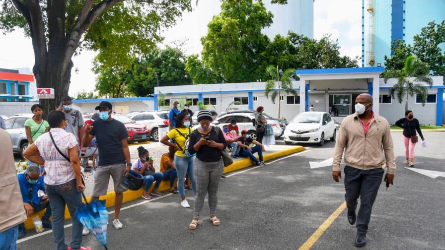 Familiares en hospitales viven angustia al esperar noticias sobre infectados de COVID-19