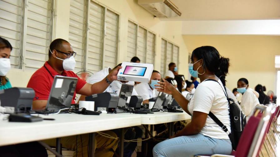 Ministerio de Educación entrega 61,881 equipos tecnológicos a estudiantes 