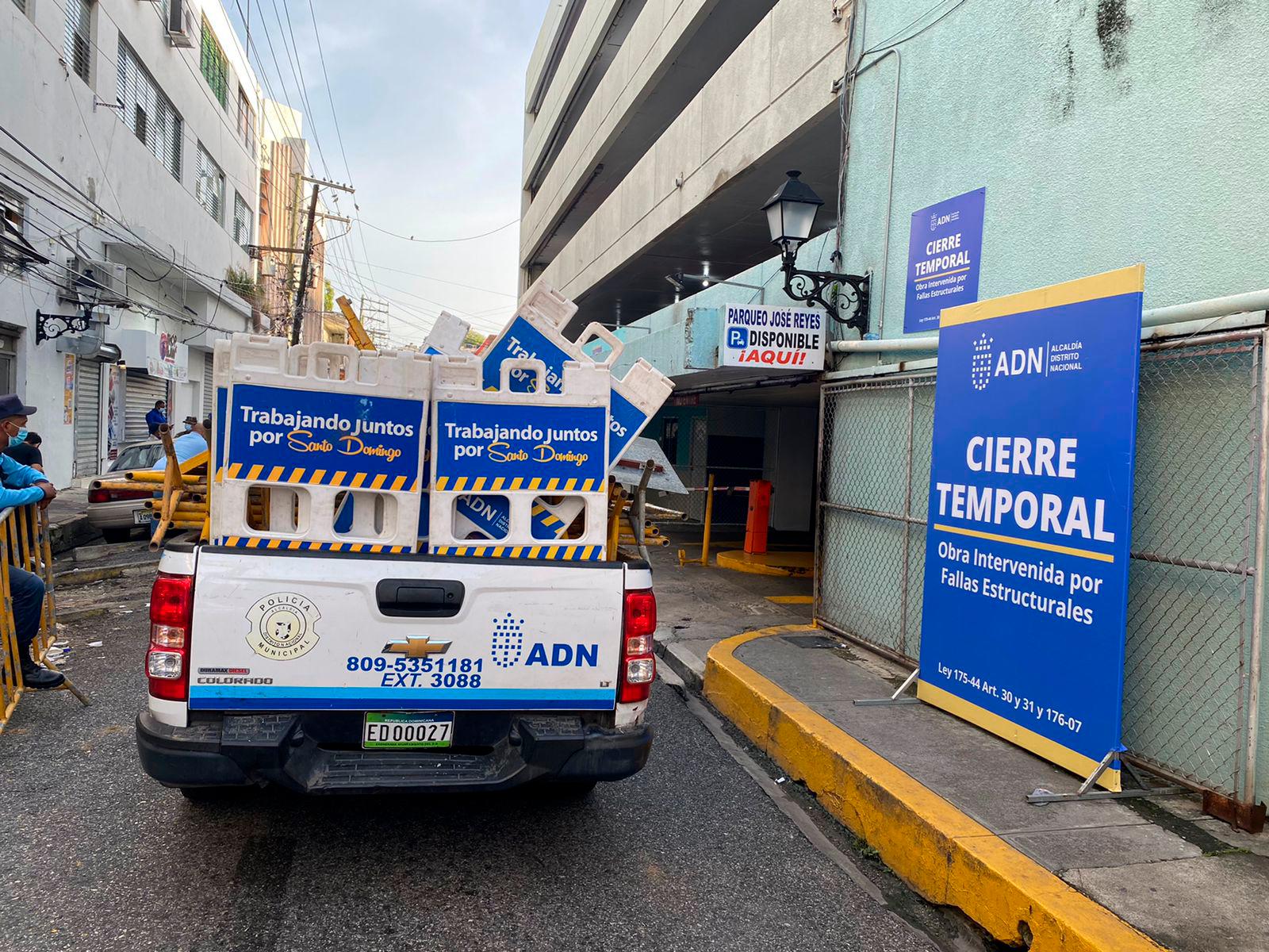 Un personal de la Alcaldía procedió a ocupar el edificio.