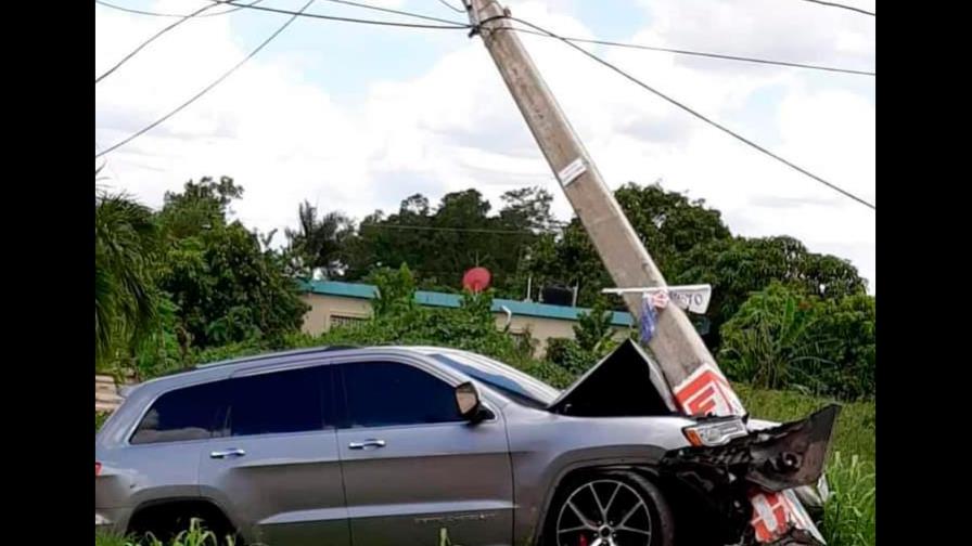 Lavador de autos atropella una mujer y se estrella en poste de luz en El Seibo tras tomar yipeta sin permiso