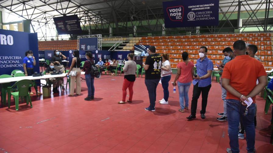 Aumenta flujo de personas que acuden a vacunarse contra el COVID-19 en el Distrito Nacional Aumenta flujo de personas que acuden a vacunarse contra el COVID-19 en el Distrito Nacional