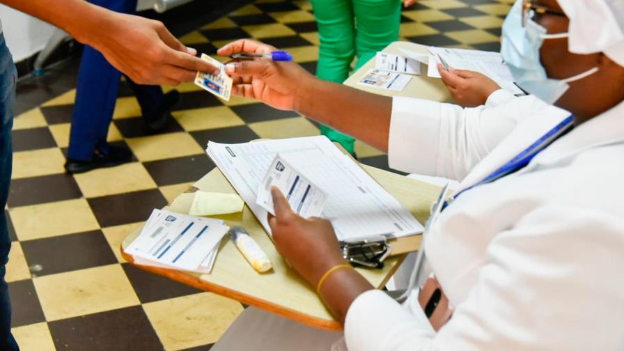 Centros de vacunación destacan participación activa de ciudadanos en proceso de inoculación