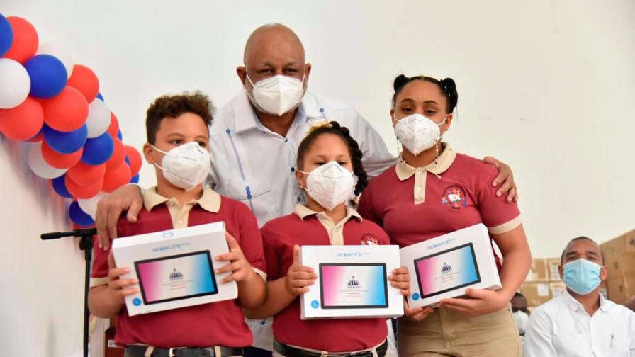 Ministerio de Educación entrega 19,000 tabletas y laptops a estudiantes de Espaillat