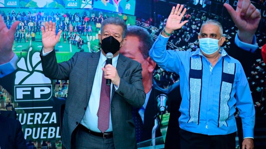 Exalcalde de Samaná es juramentado por Leonel Fernández en la Fuerza del Pueblo