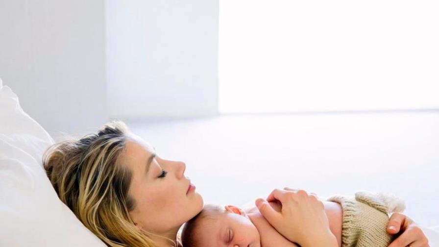 La actriz Amber Heard, mamá de una niña