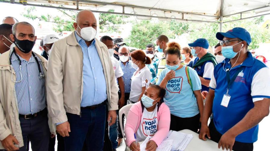 Decenas de personas acuden a vacunarse a pesar de las lluvias