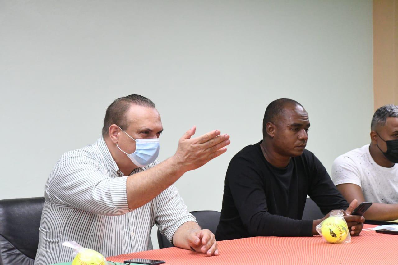 El doctor Luis Díaz, (izquierda) presidente de la Asociación de Softbol del Distrito Nacional, anunció la apertura oficial del III Festival de Equipos 2021, que será el viernes en el San Jerónimo. (Fuente externa)