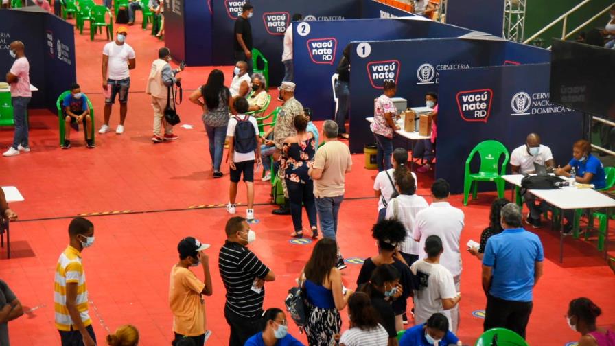 Ciudadanos acuden a centros de vacunación a completar esquema de inoculación Ciudadanos acuden a centros de vacunación a completar esquema de inoculación