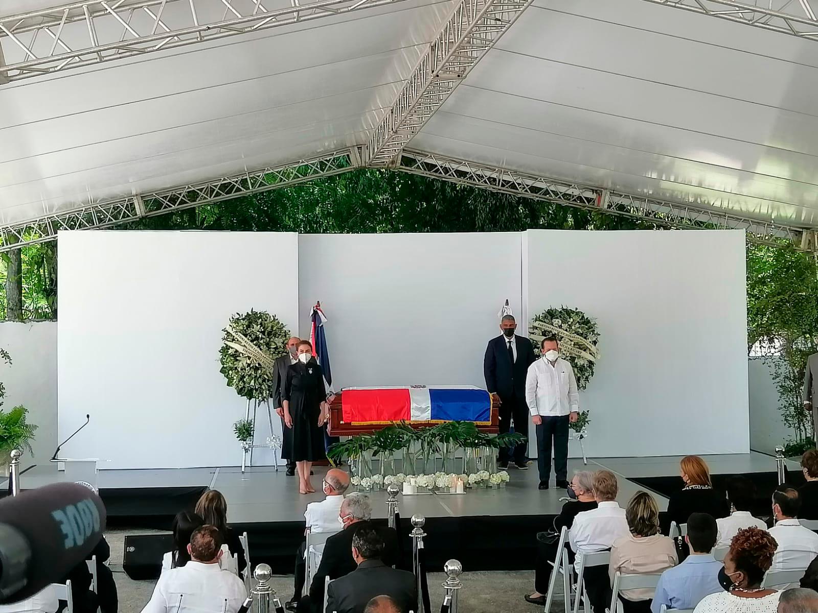 Guardia de honor realizada por los miembros de la dirección ejecutiva del PRM. 