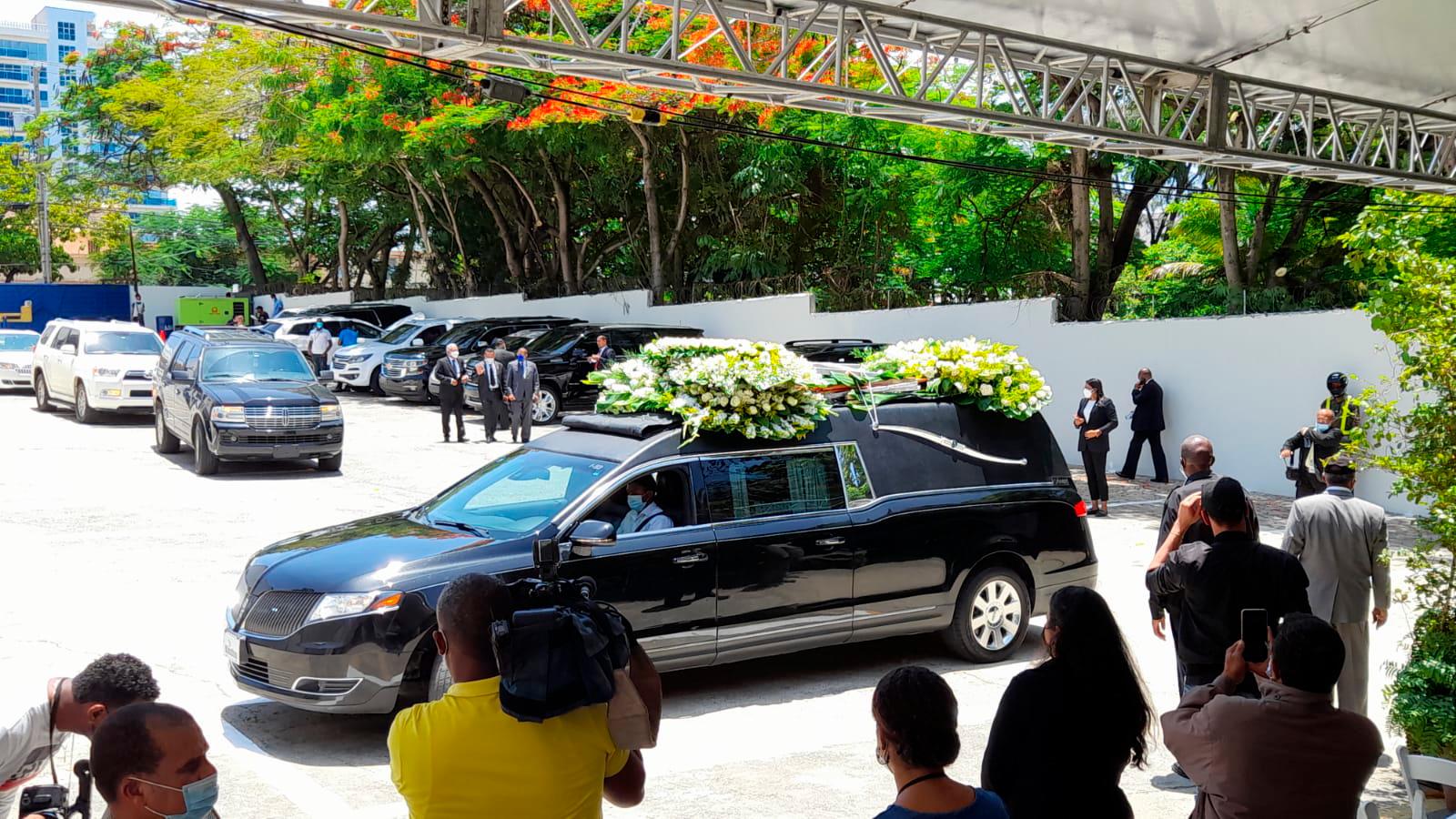 Llegada de la carroza fúnebre al PRM. 