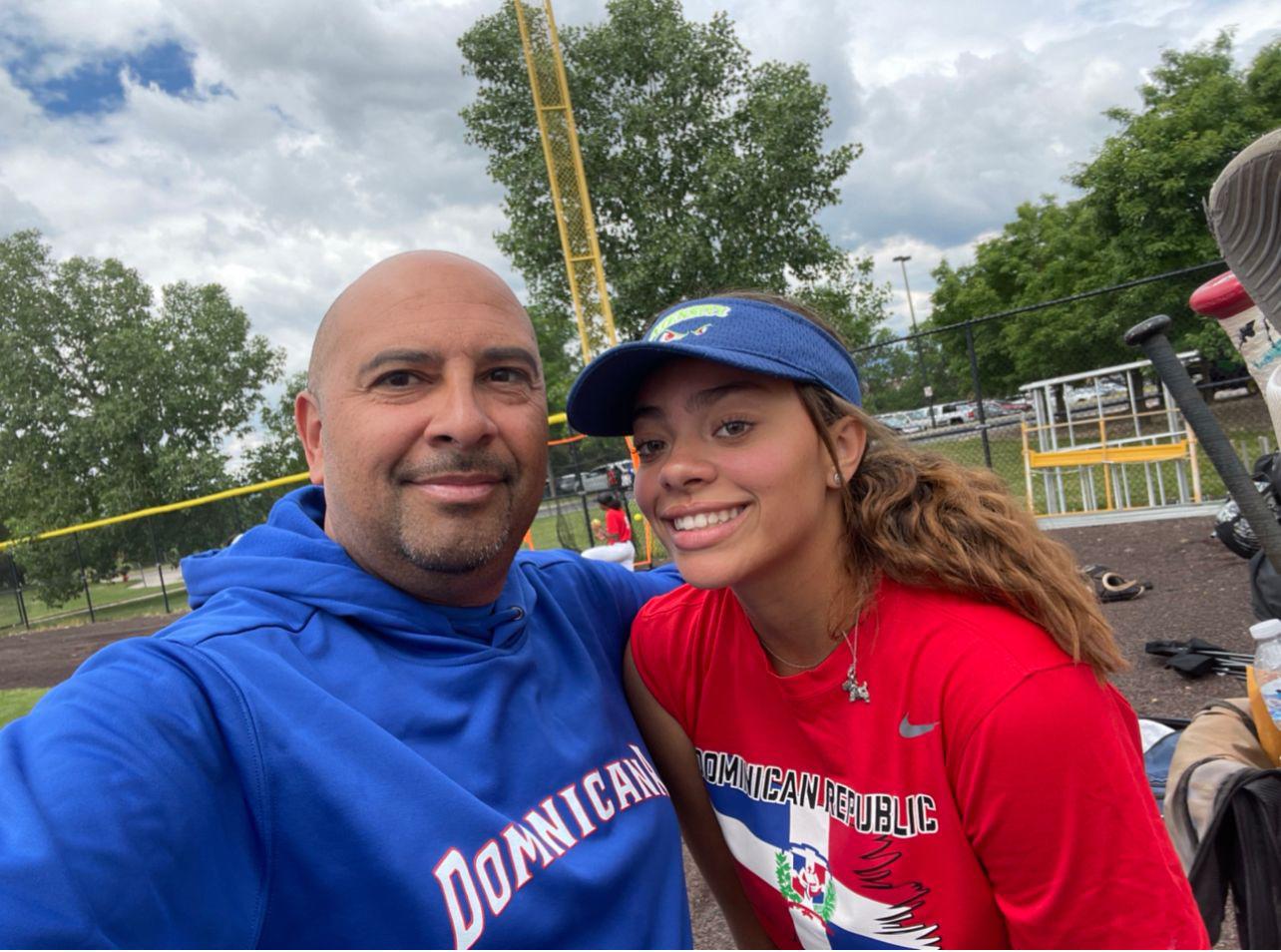 Bryana Martinez, derecha, una de las jugadoras de origen dominicano, que figura concentrada con Sergio Rodríguez, en la práctica de softbol en New Jersey. (Fuente externa)