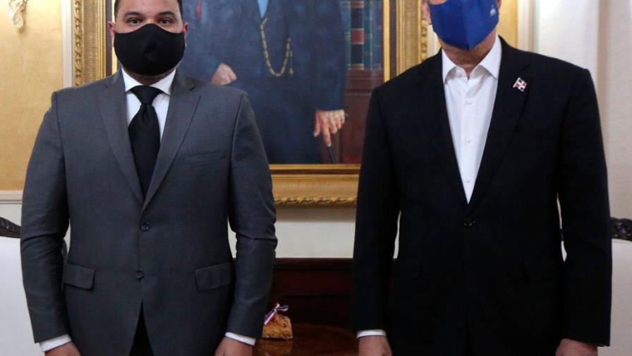 Presidente Abinader recibe en su despacho al defensor del pueblo