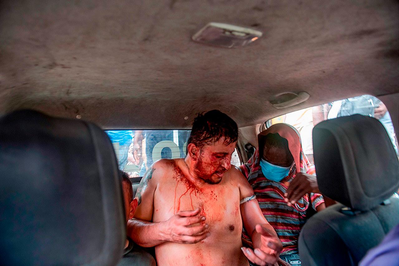 Un extranjero custodiado en un automóvil de la Policía este jueves, en Puerto Príncipe (Haití).