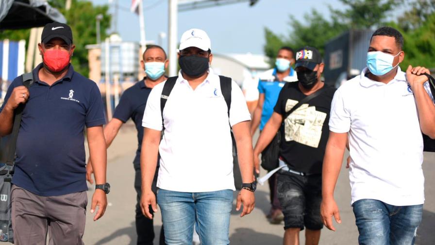 Dominicanos en Haití retornan al país por el paso fronterizo en Dajabón
