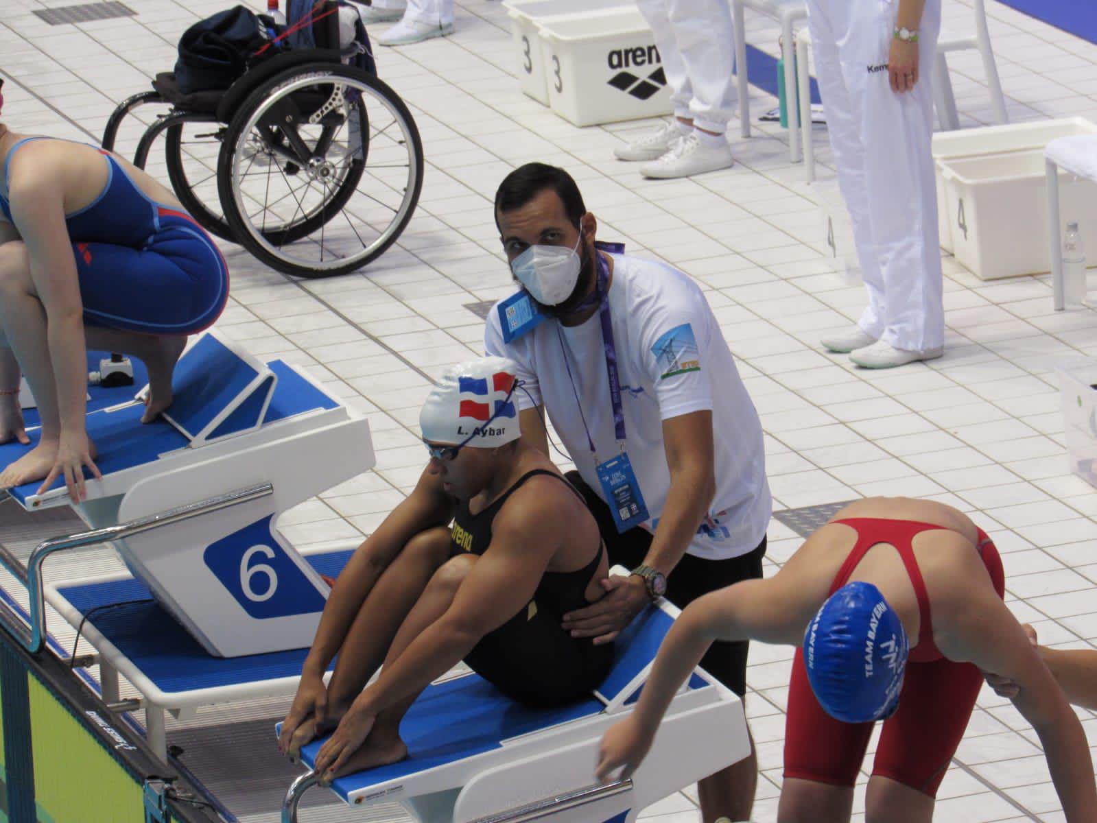 Alejandra Aybar (de negro), auxiliada por su entrenador Gálvez Capriles, en una sesión de entrenamientos, con miras a los Juegos Paralímpicos, Tokio 2020. (Fuente externa)