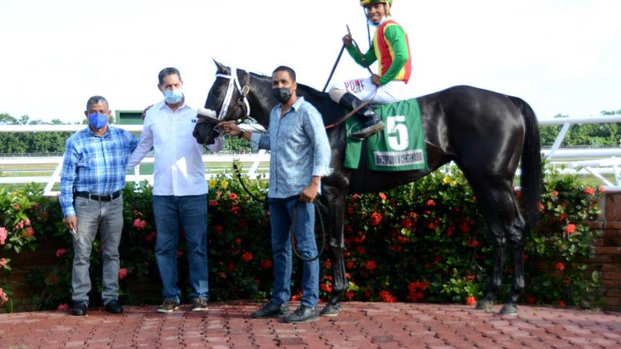 Fanático gana más de RD$1.6 millones en el V Centenario; Sardegnas Woman triunfa en Clásico Velocidad