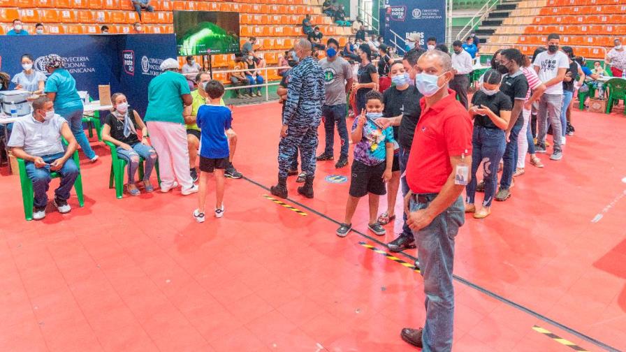 Personas de la tercera edad predominan este domingo en busca de tercera dosis