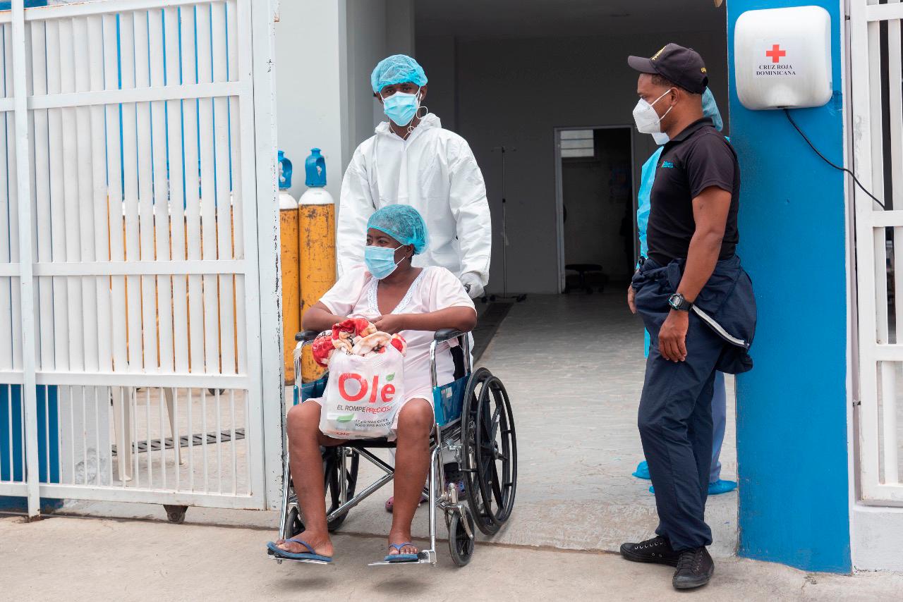 Una de las tres personas que este domingo fueron dadas de alta tras haber superado el COVID-19.