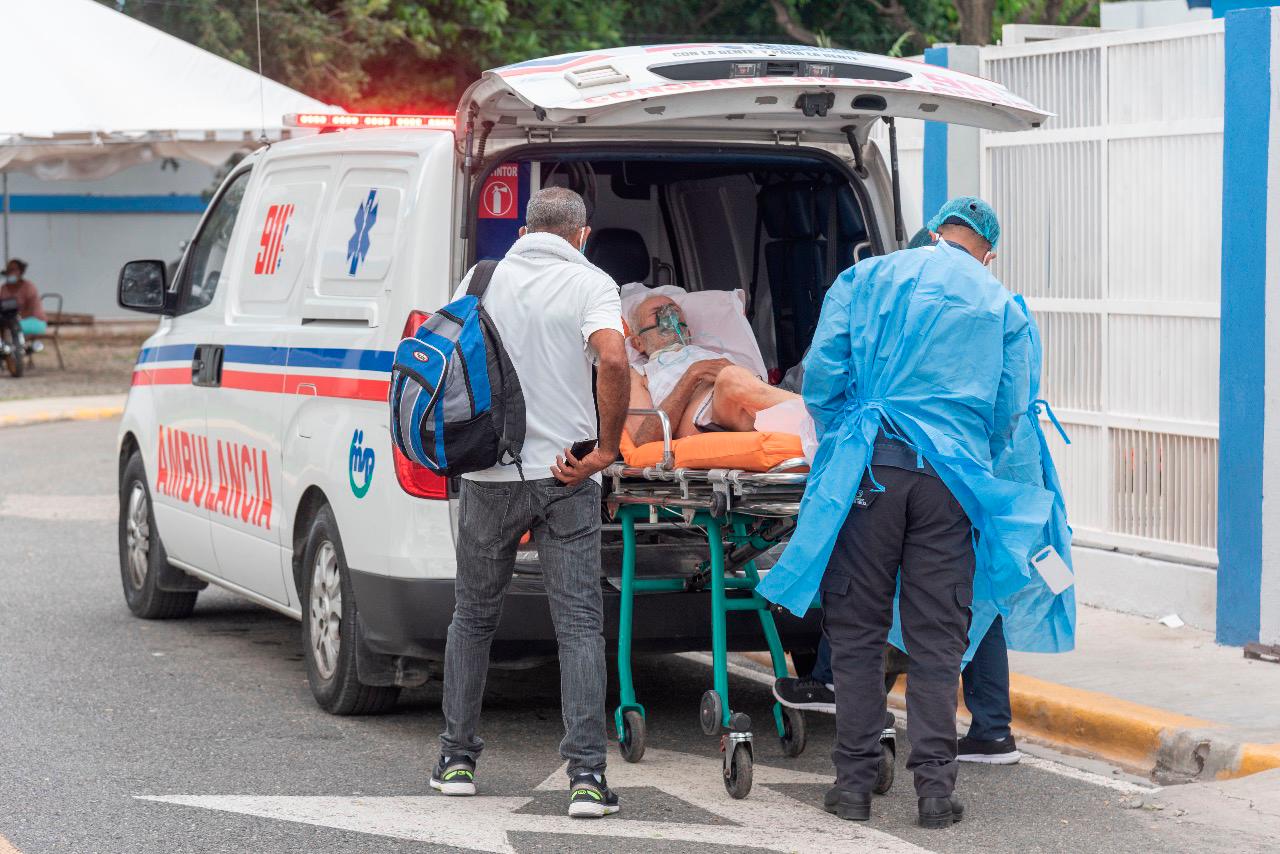 Aunque la felicidad de estas tres familias le fue trasmitidas a las demás personas que aguardaban por noticias de sus familiares, este no fue el caso de una persona que llegó en una ambulancia a ingresar a su padre porque se encontraba gravemente afectado por el virus
