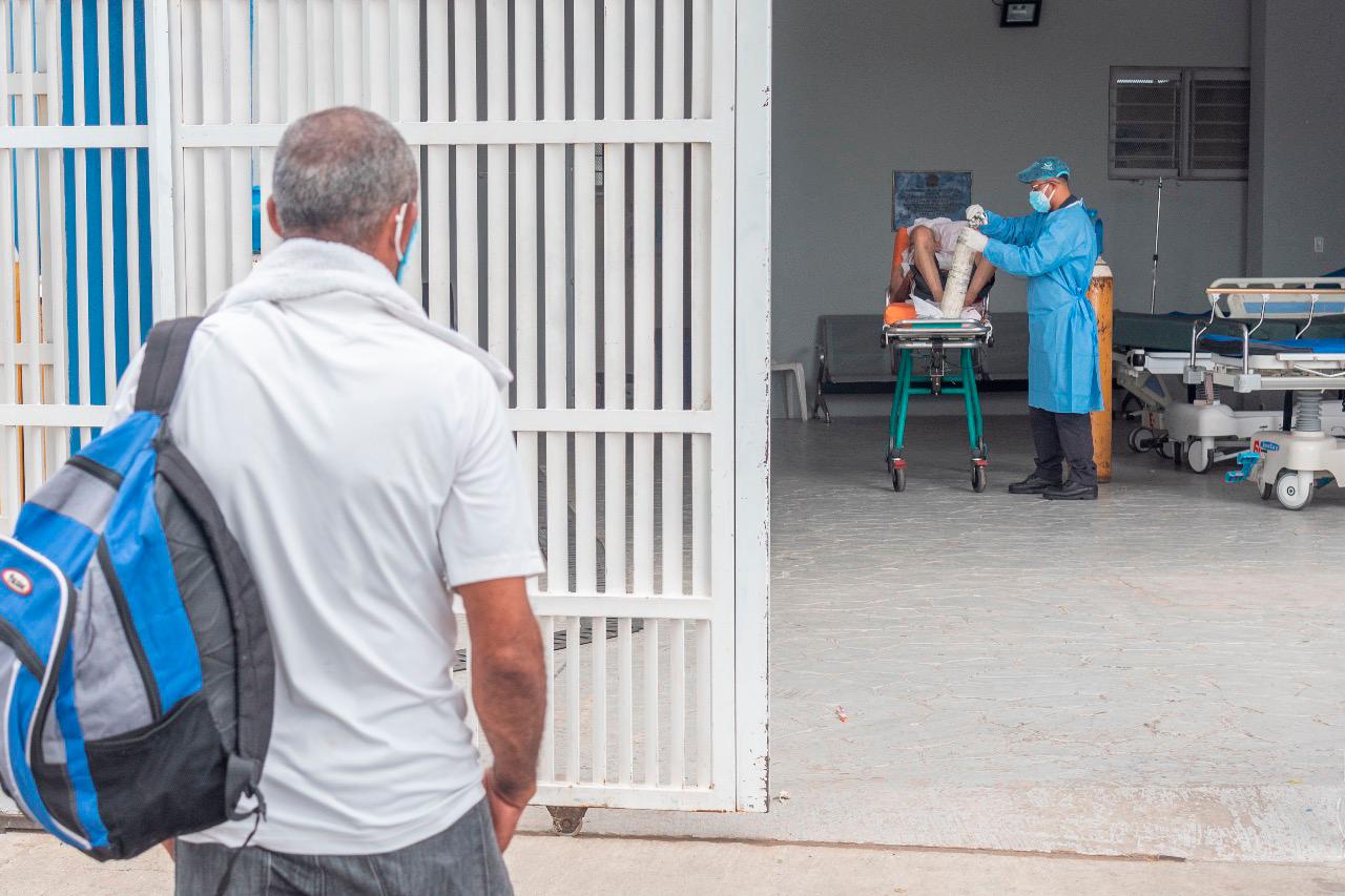 Aunque la felicidad de estas tres familias le fue trasmitidas a las demás personas que aguardaban por noticias de sus familiares, este no fue el caso de una persona que llegó en una ambulancia a ingresar a su padre porque se encontraba gravemente afectado por el virus