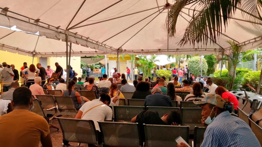 Personas abarrotan oficina central de estado civil del DN en busca de actas legalizadas 