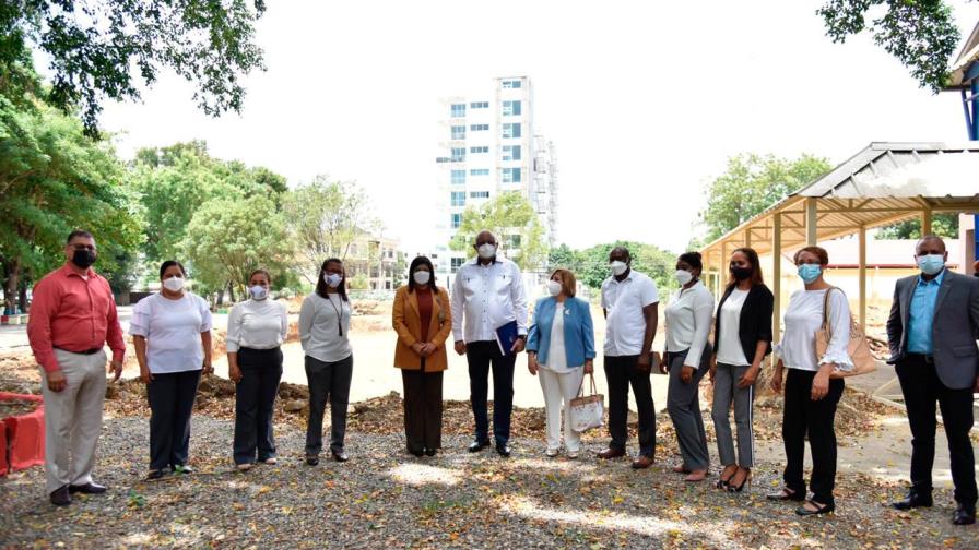 Ministro de educación supervisa en Santiago trabajos de fin de año escolar